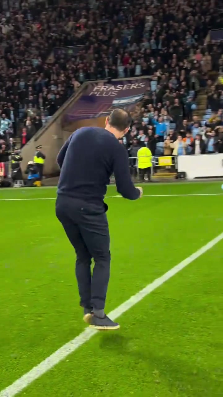 我秃了也变强了!兰帕德“农夫三拳”庆祝,率考文垂领跑英冠