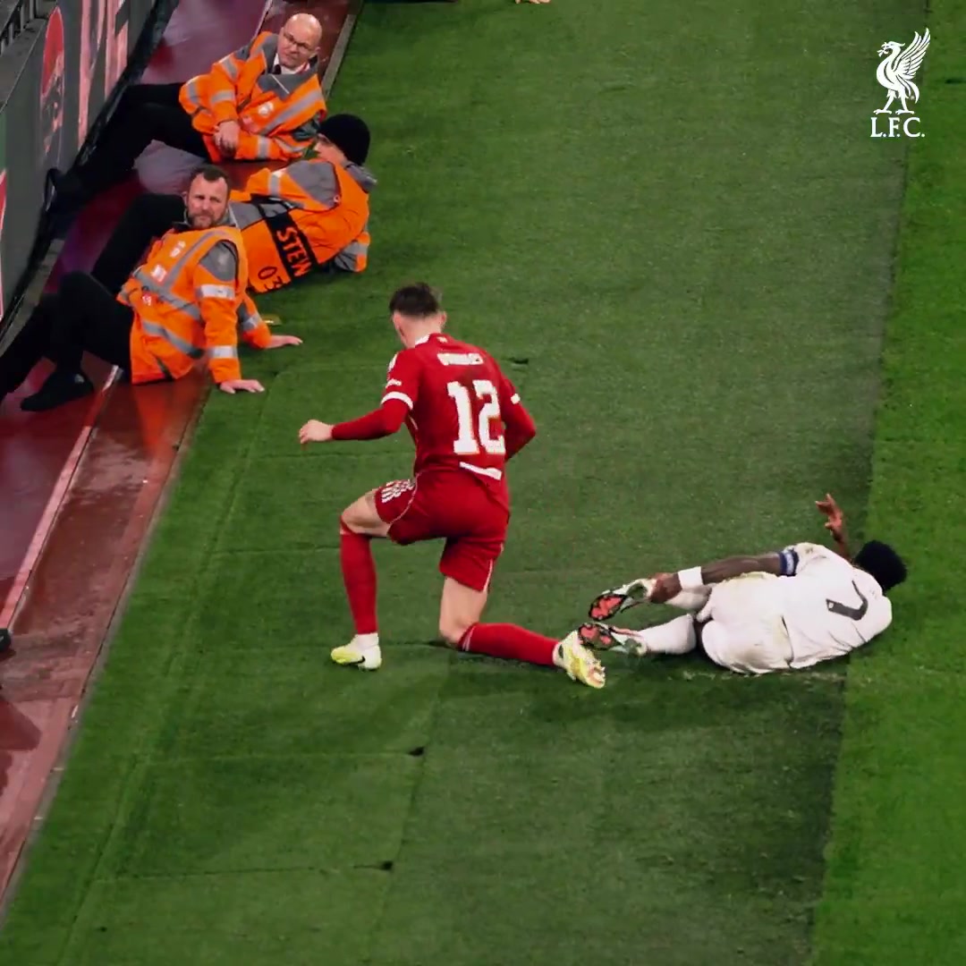 完美！利物浦官方怒赞布拉德利1v1防守维尼修斯