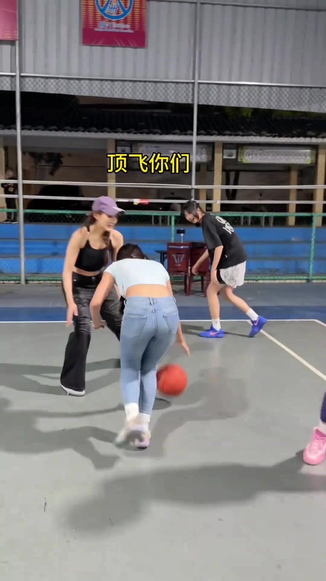 不会打篮球的女生聚在一起打球！画面到底有多乱？