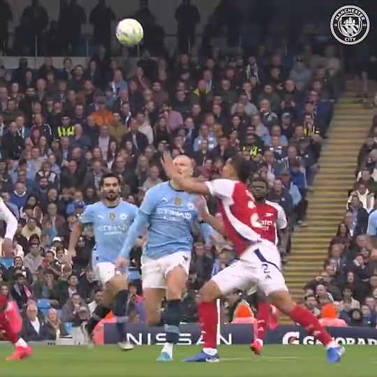 国外网友:哈兰德曾连续两次撞翻阿森纳的钢铁防线