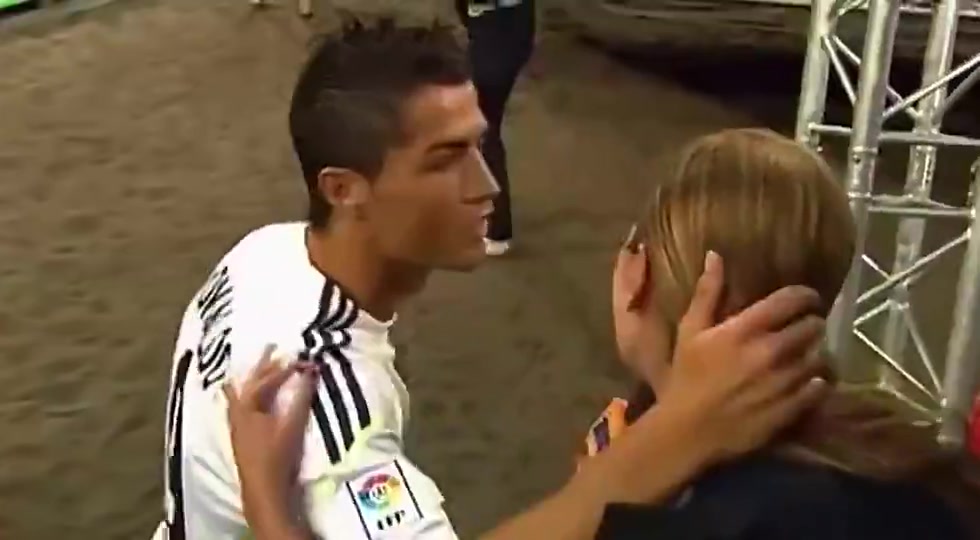 C罗：别说话，让我吻你！女记者：这边也要亲