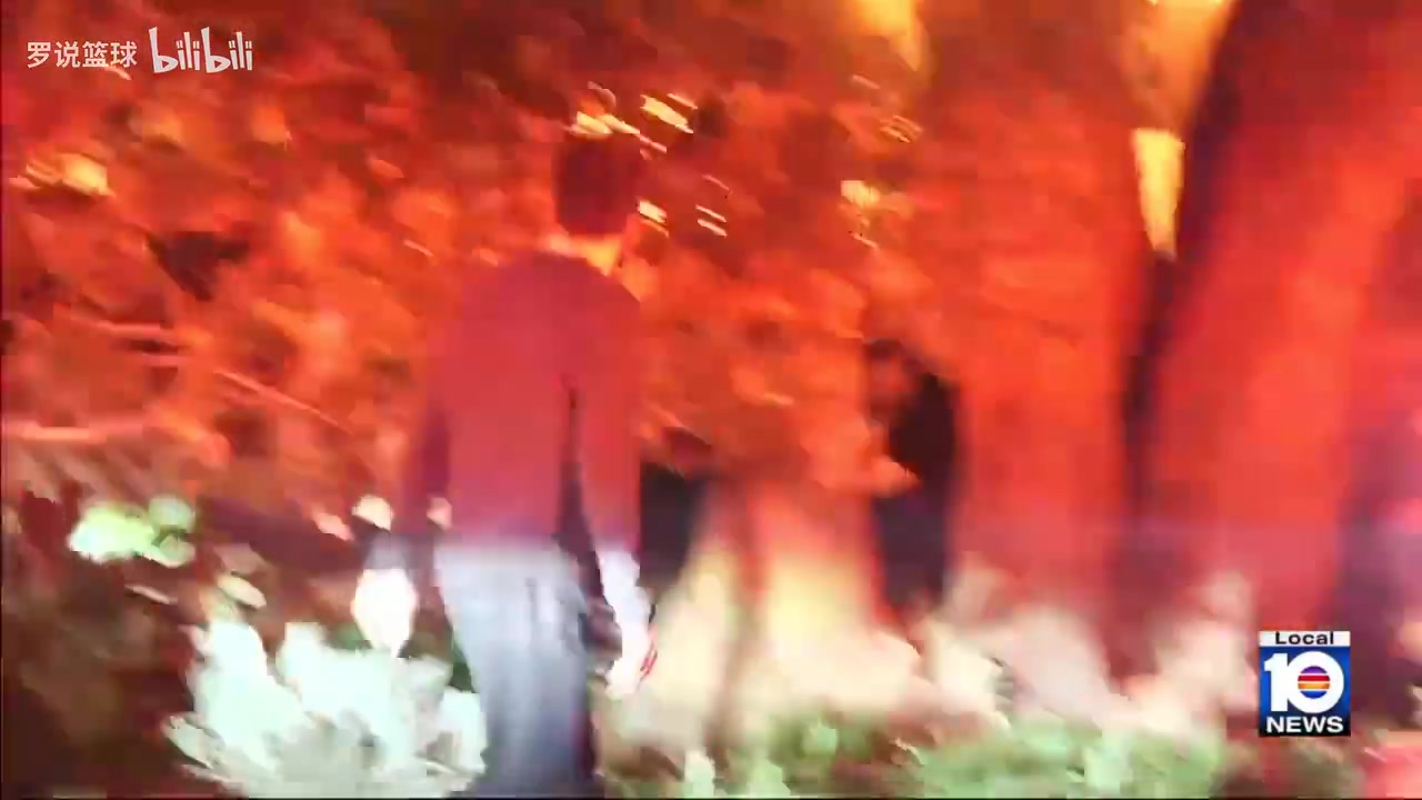 真的无奈了!斯波豪宅遭遇大火,本人在住所外焦虑徘徊!