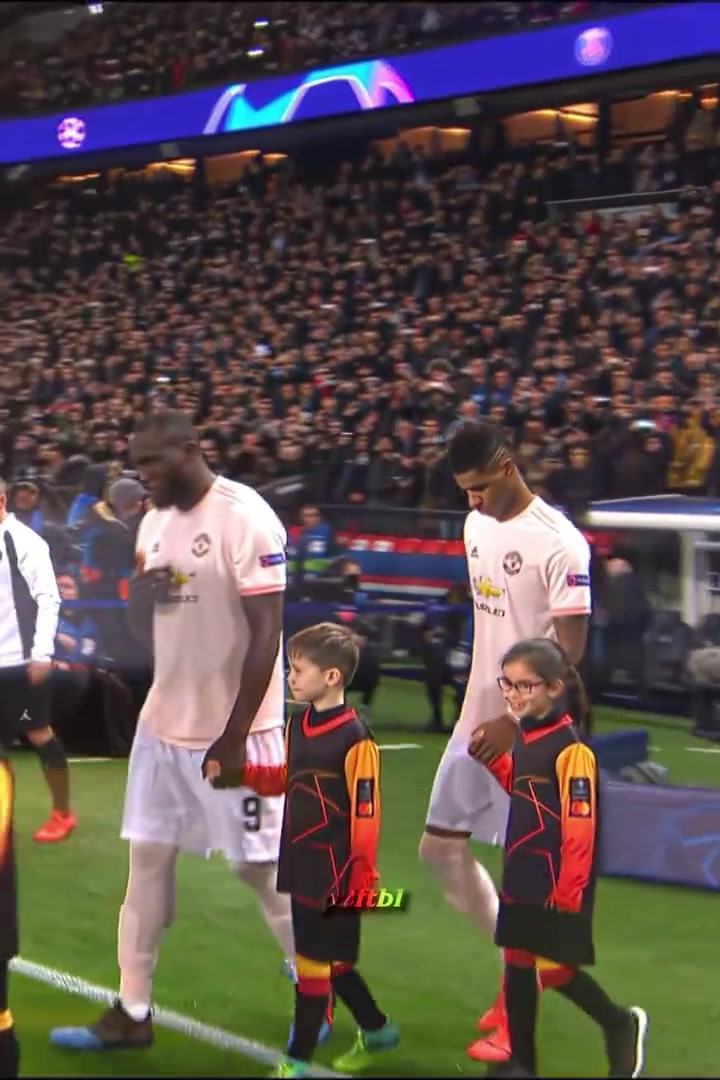 雨夜斩巴黎!拉什福德当年欧冠对阵巴黎的巨星表现!