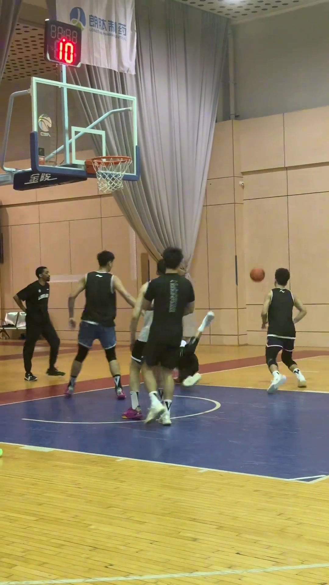 郭艾伦晒被帽视频：回队准备新赛季了 现在的年轻人不讲武德