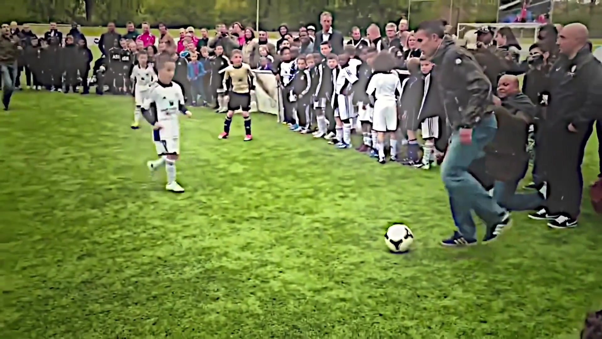 小孩:退役老头欺我小无力