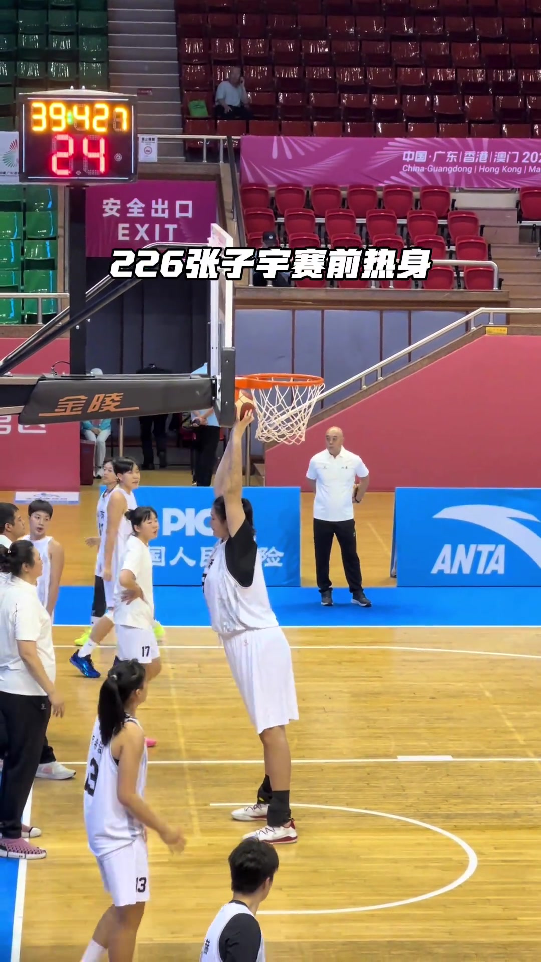 篮球从未如此简单!从张子宇跳球开始比赛失去悬念!对手都笑
