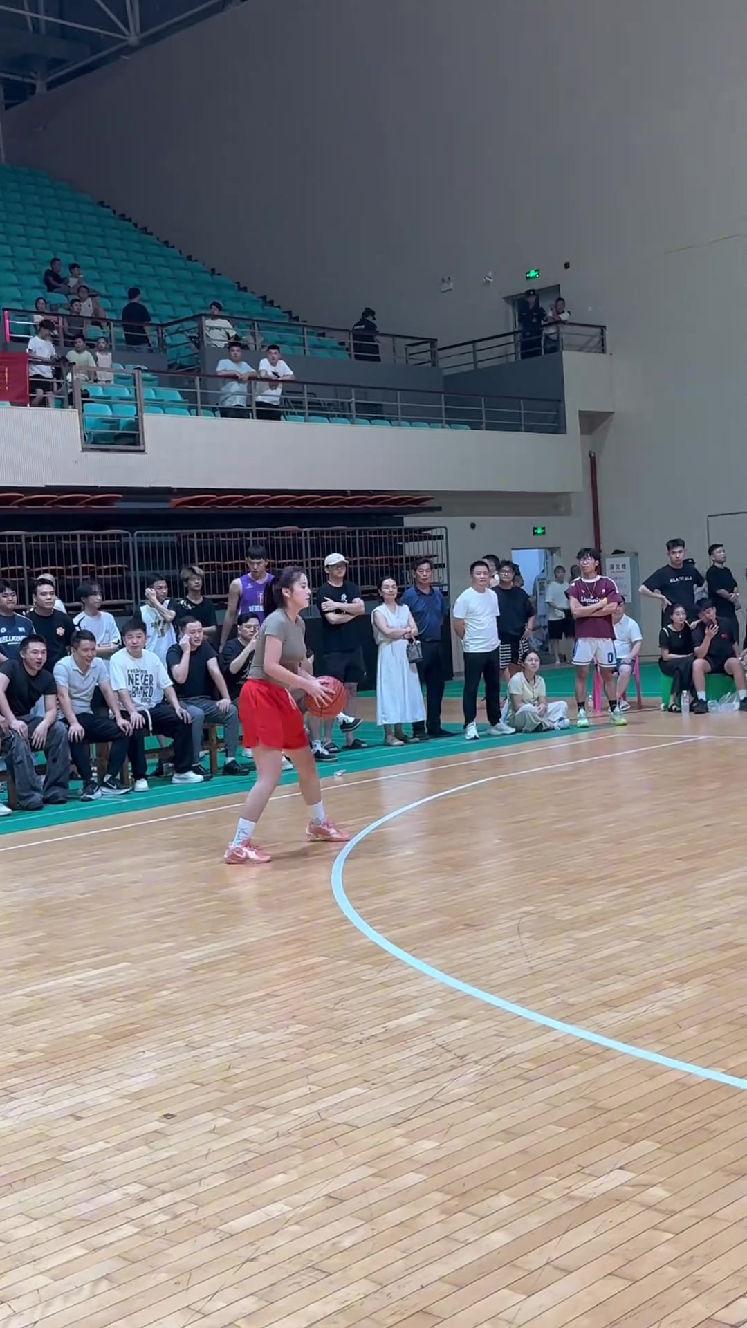 甩过来的汗都是香的!看投篮姿势 这群妹子打球水平感觉不俗!