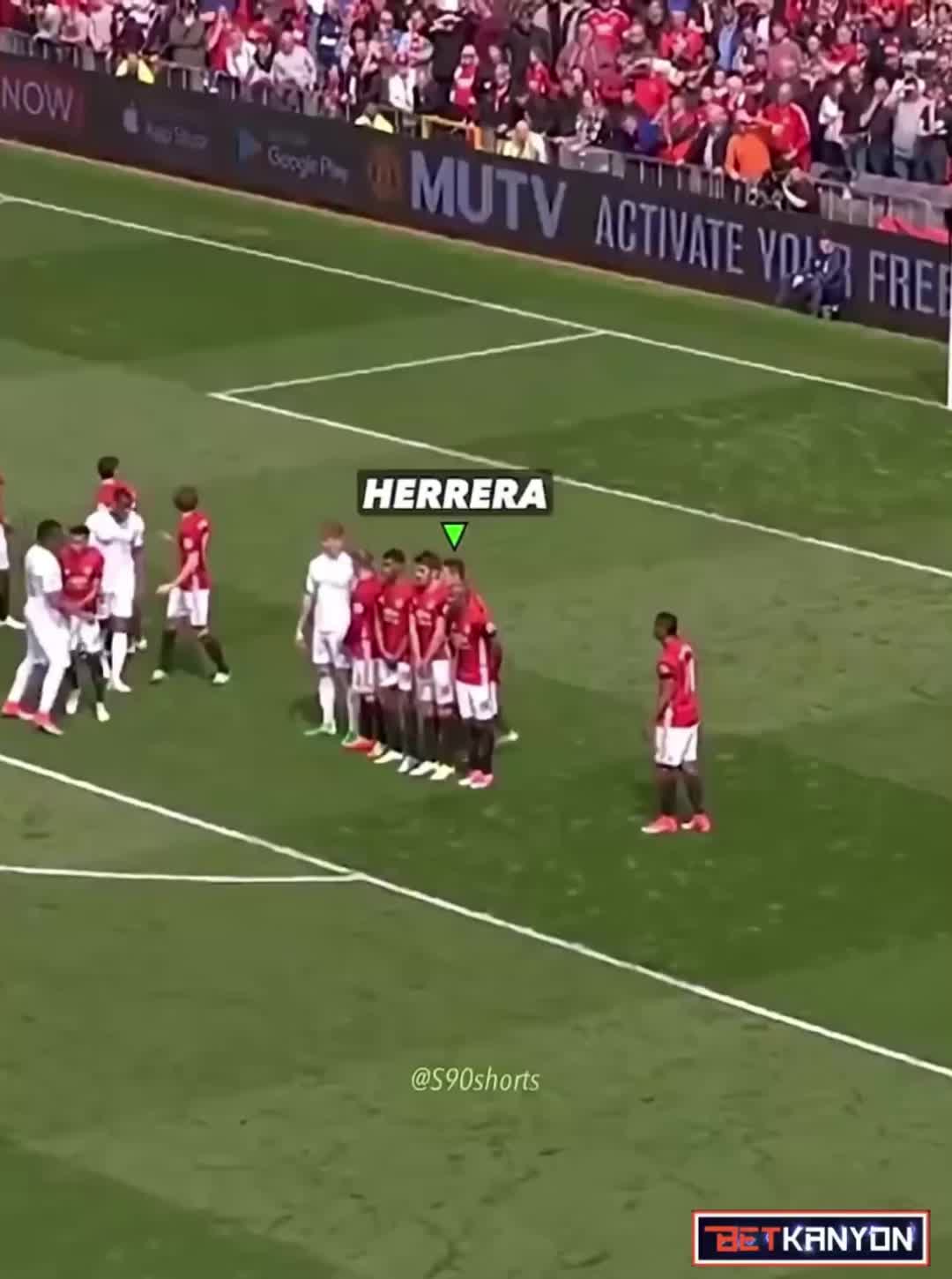 曼联经典名场面:埃雷拉早已看穿一切,但是德赫亚却让他走开