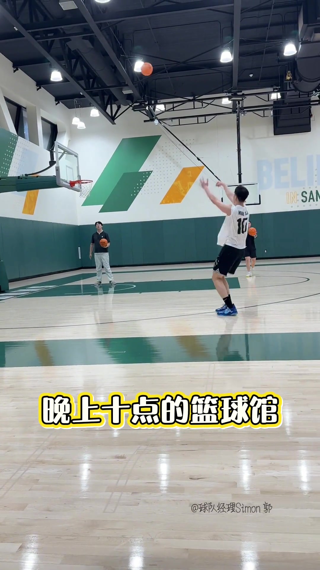 王俊杰晚上加练投篮！这投篮目前中国男篮球员的天花板了吧？