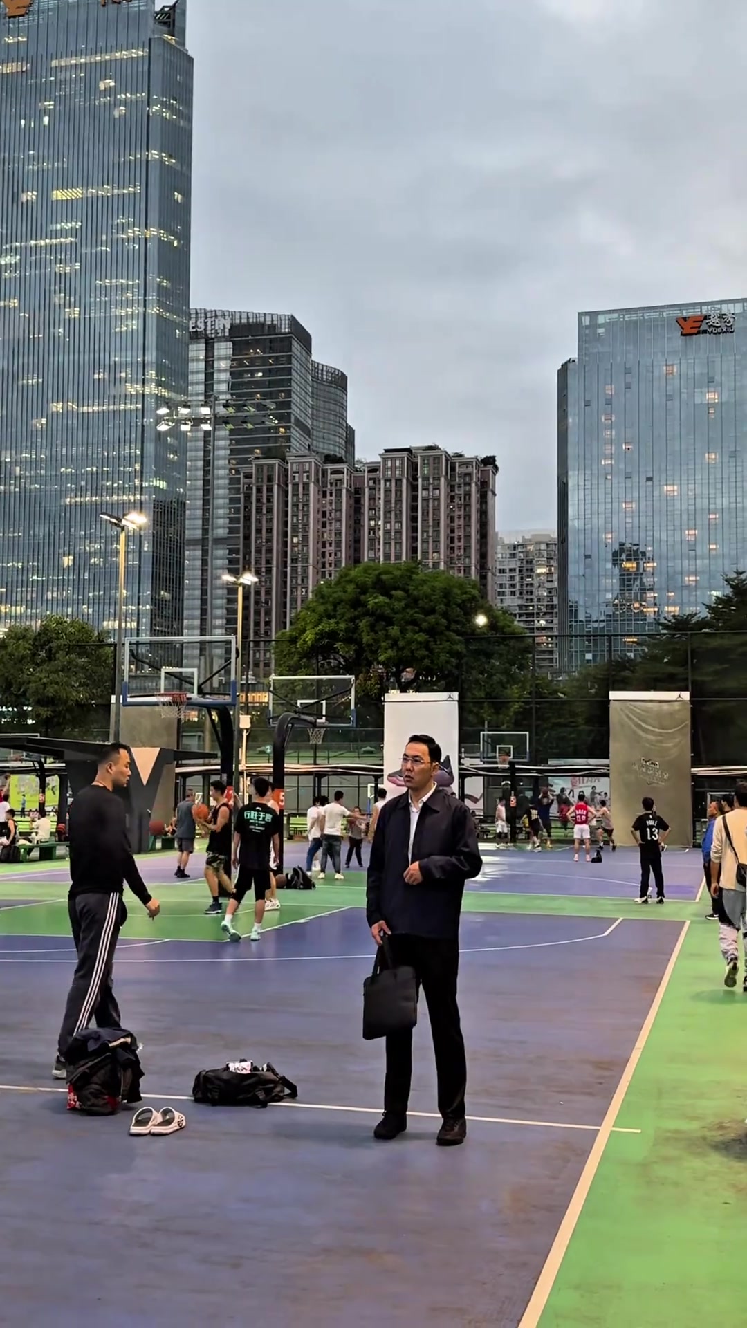 西装暴徒!谁说伏案坐办公室的中年男人不会打球?