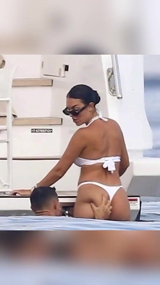 红牌罚下!大庭广众之下C罗对乔治娜上演手球