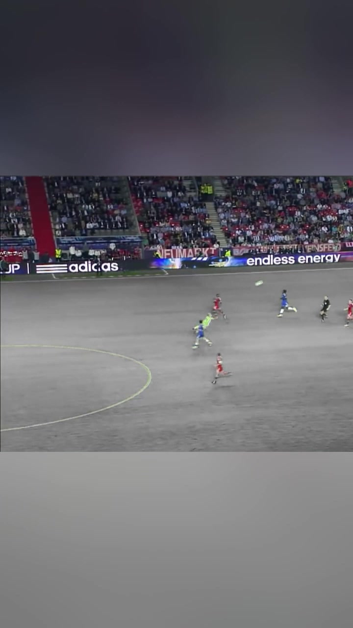 游戏都不敢这么玩！诺伊尔出击到对手半场头球解围！