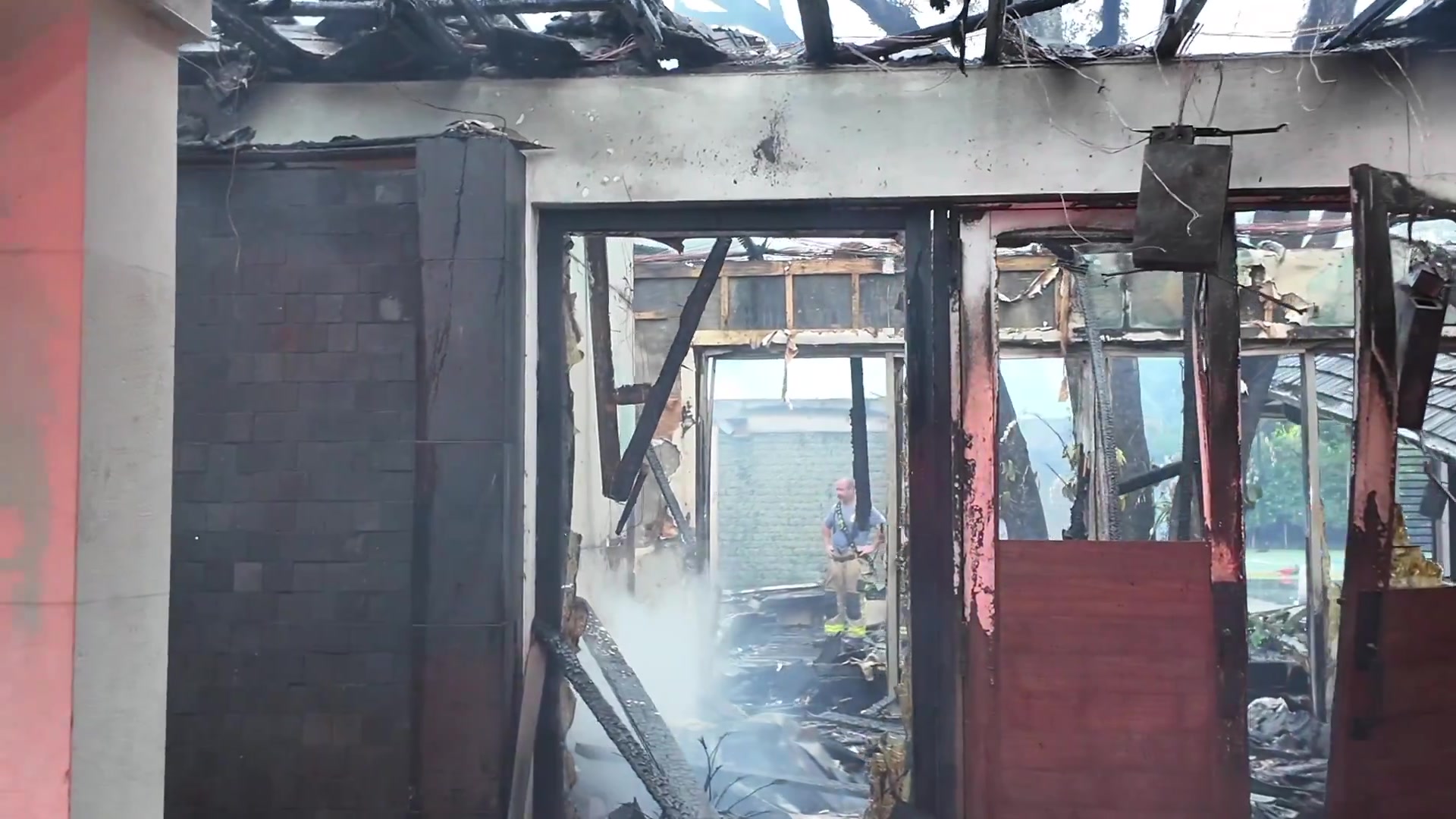 这下亏惨了！媒体晒斯波房子被烧后的内部场景，一片狼藉