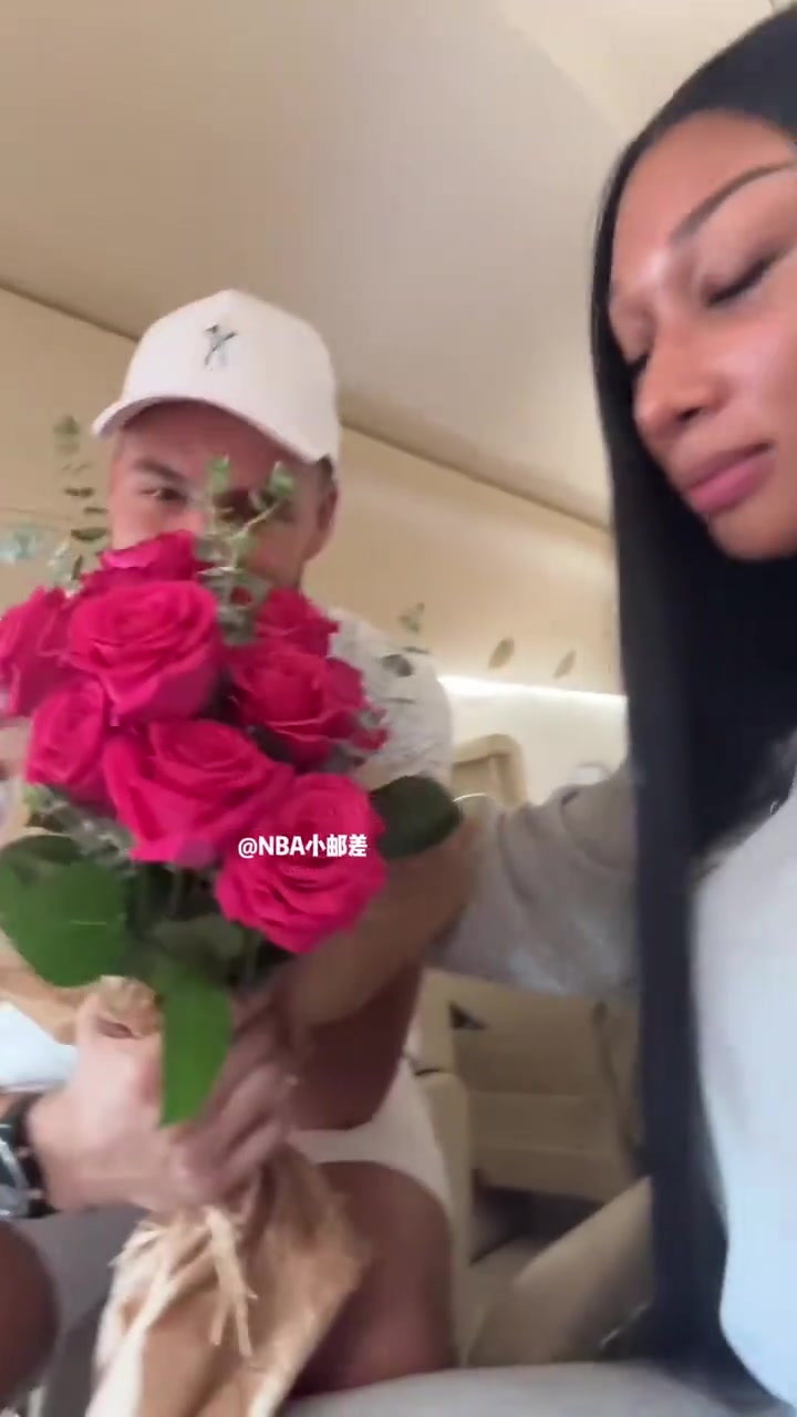 深陷爱情漩涡克莱去机场接女友迟到了！送玫瑰花+疯狂认错！