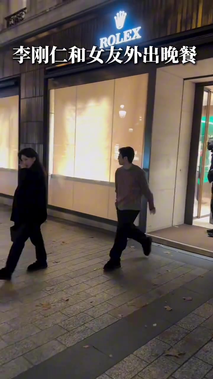 李刚仁被拍到和女友外出吃饭，女友可是大名鼎鼎的斗山集团千金！