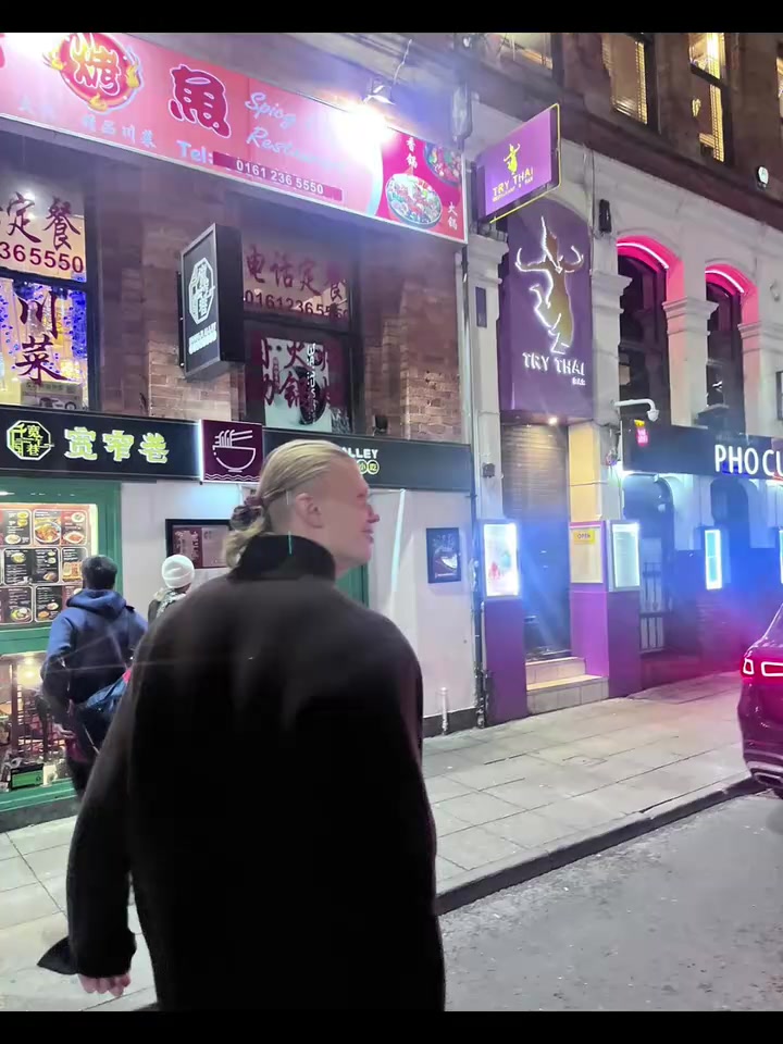 吃不完打包带走!哈兰德去吃中餐和粉丝一起合影!