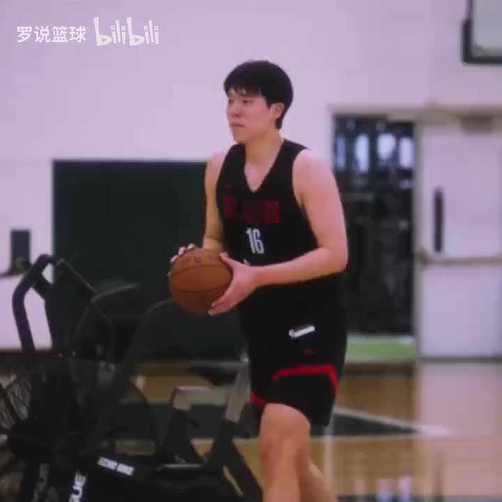 杨瀚森自信一幕!进半场神奇三分后为自己竖大拇指 用英文说完