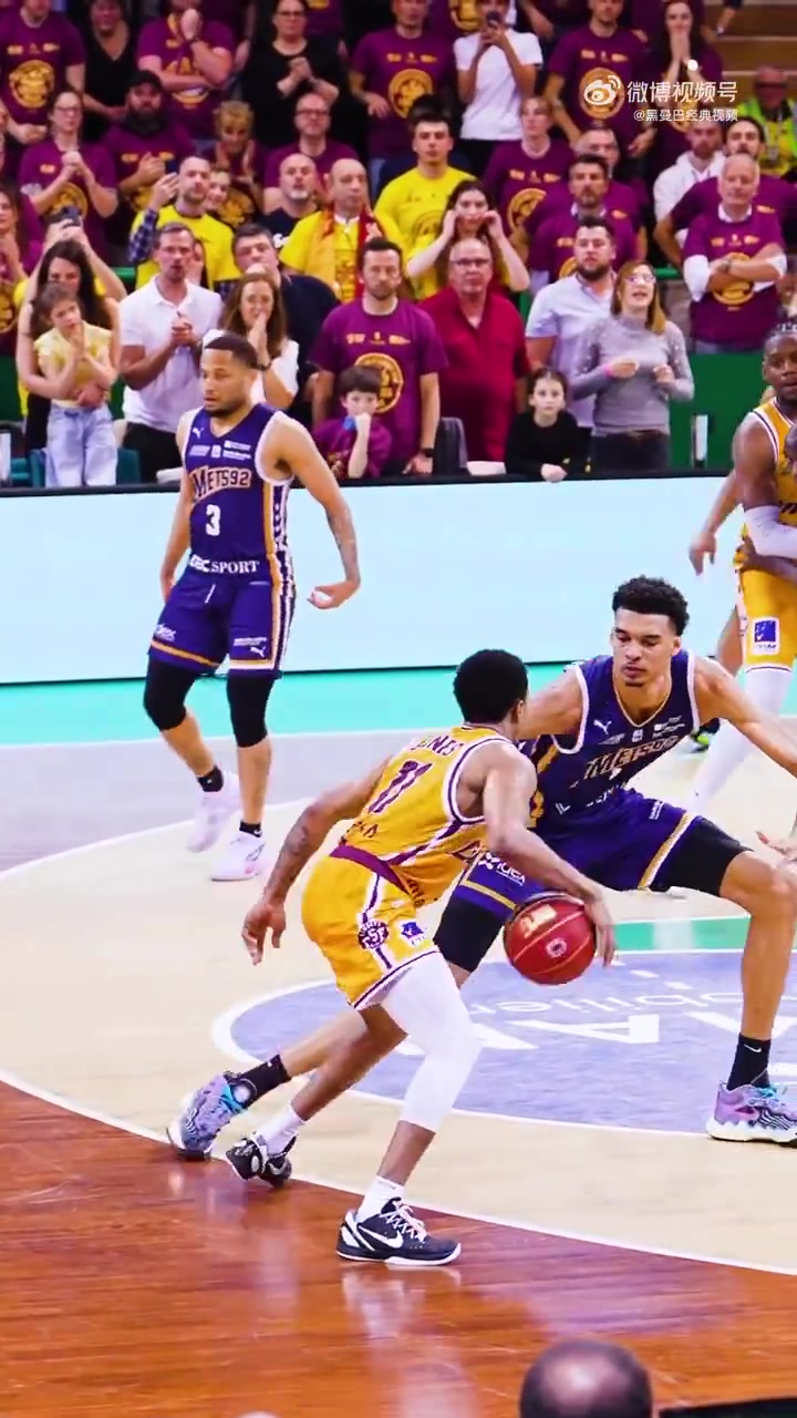 身高差距过于悬殊!没想到文班亚马也有这么被军训的时候