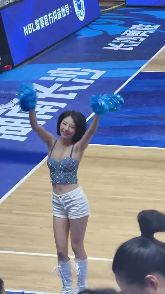 哇塞!NBL的啦啦队姐姐也太美了,这颜值和身材真没得说