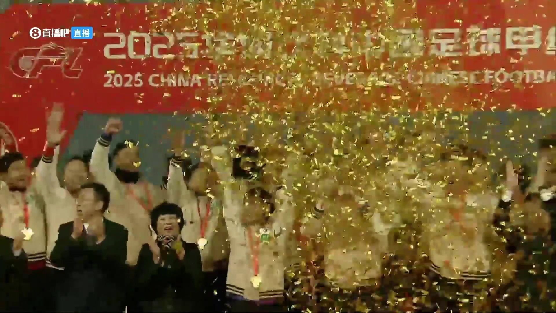 捧杯时刻！辽宁铁人众将举起中甲冠军金杯庆祝夺冠+冲超