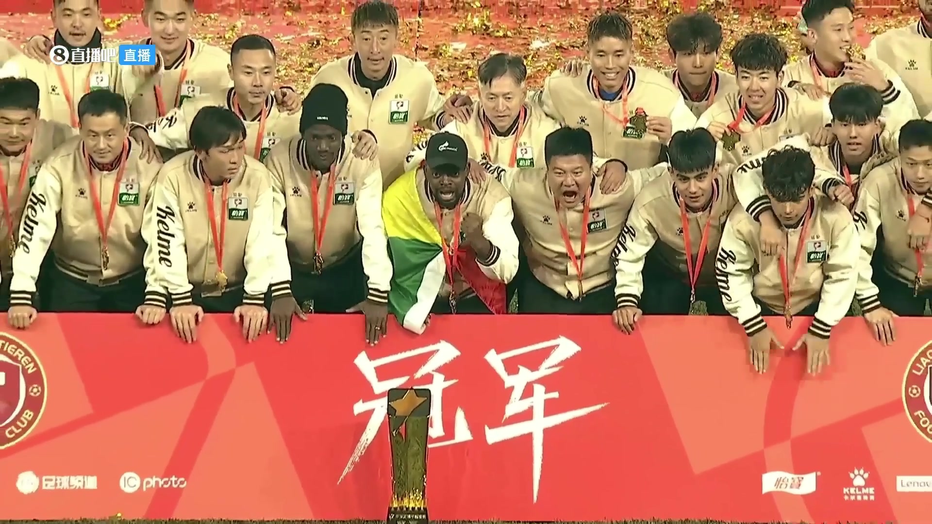 冠军全家福！中甲冠军辽宁铁人全队与奖杯合影留念