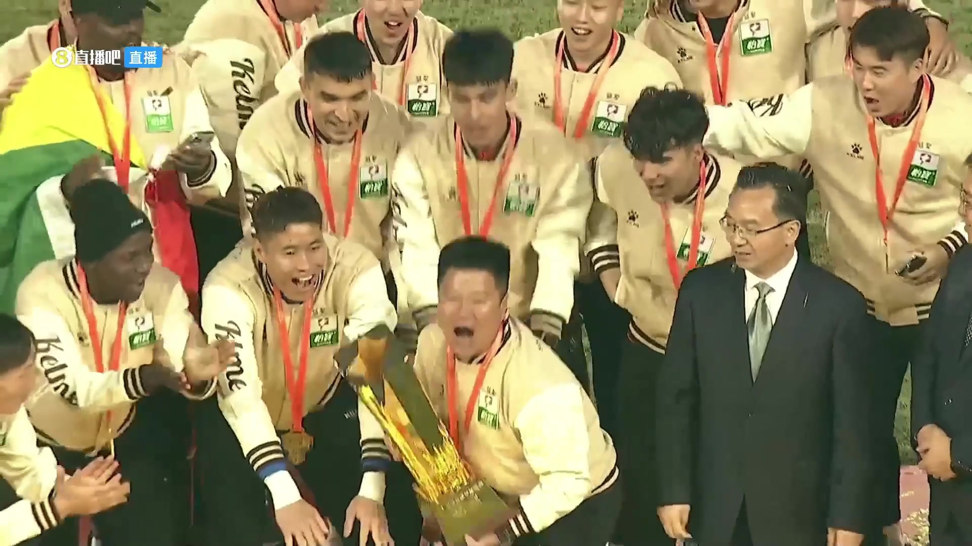 功不可没！辽宁铁人冠军教头李金羽举起中甲冠军金杯