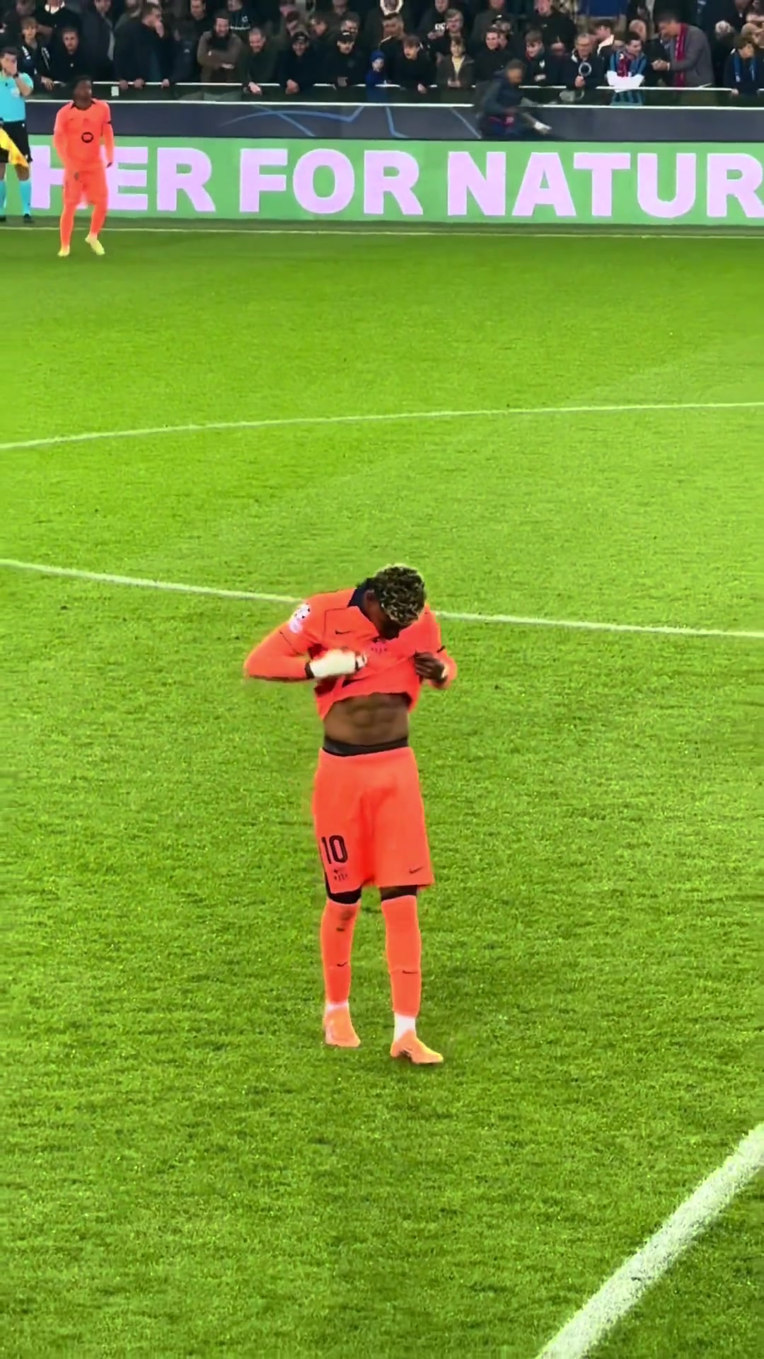 亚马尔：看看我的八块腹肌还在不在