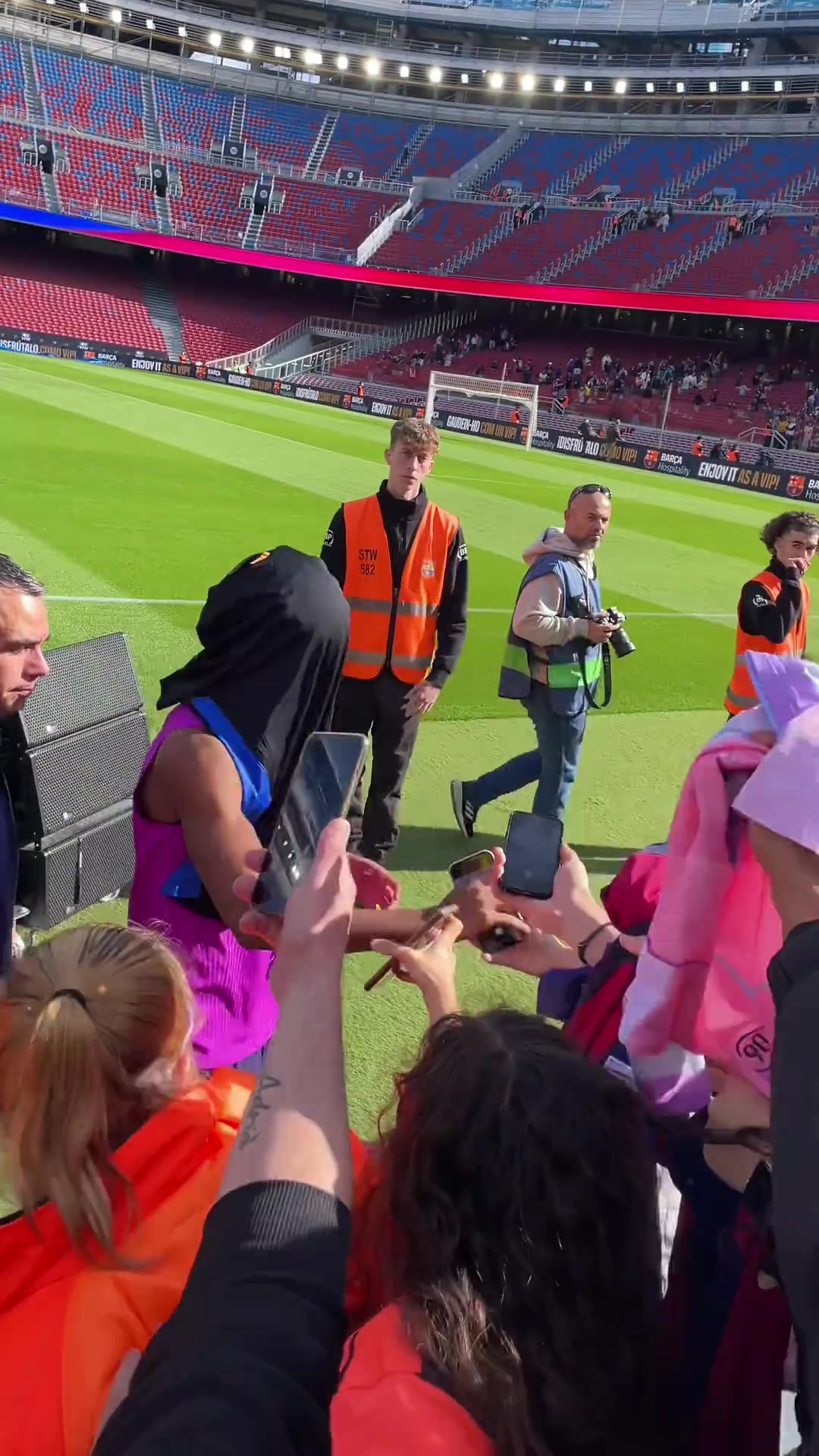 偷袭！亚马尔被球迷扔的球衣糊脸