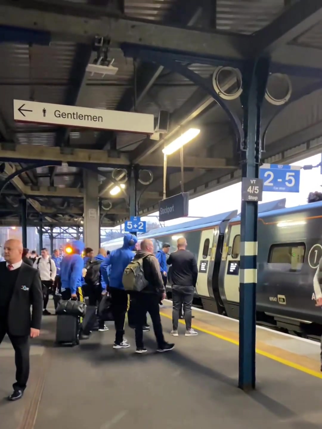 曼联全队乘坐火车前往伦敦