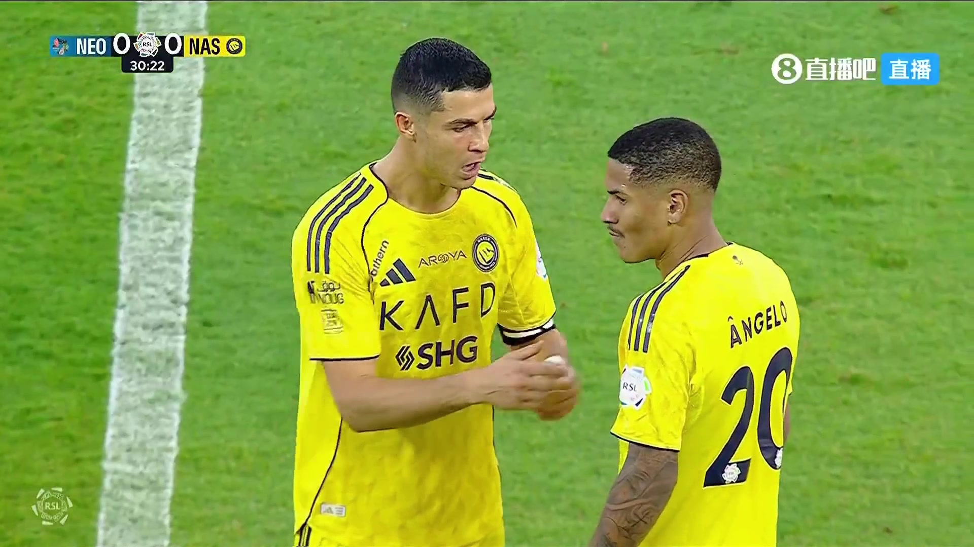 老大哥！队友犯规染黄，随后C罗悉心指导