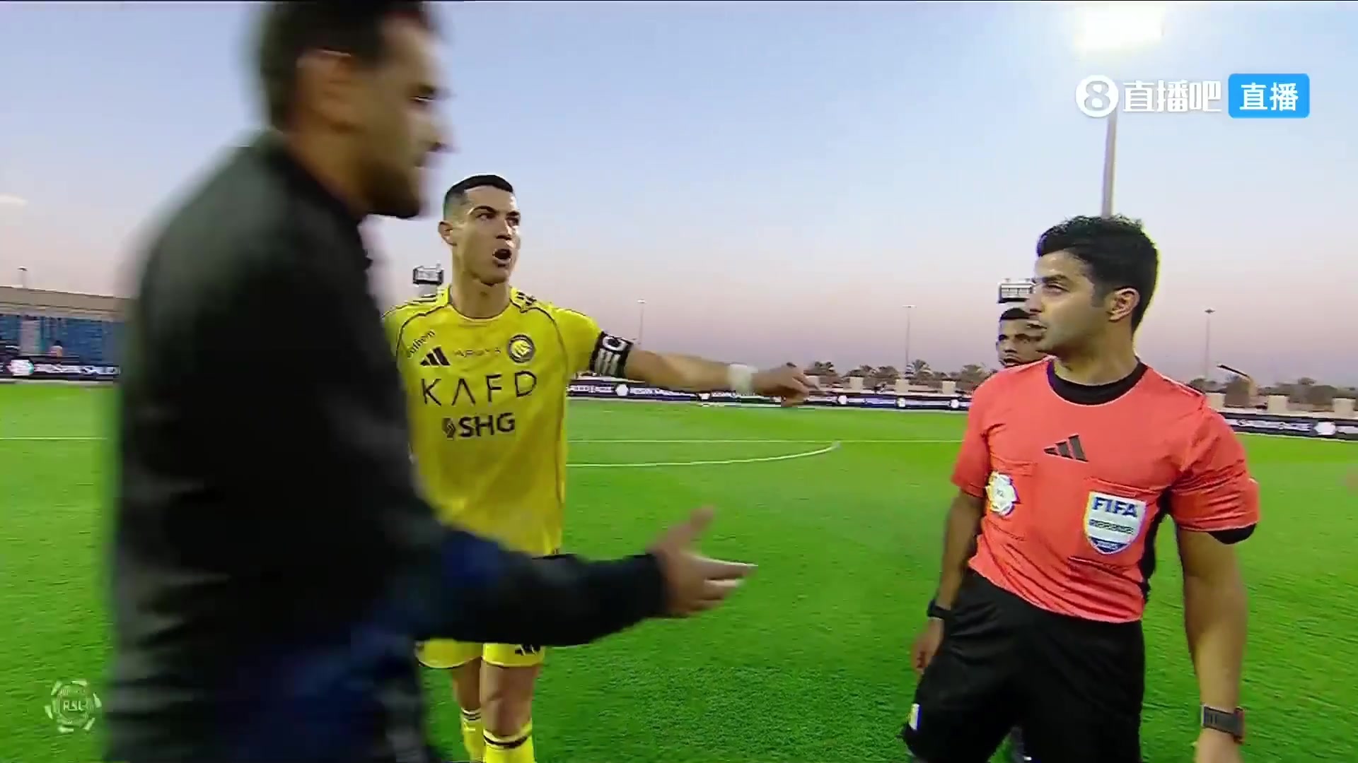 C罗点赞！半场结束不满判罚找到裁判争论