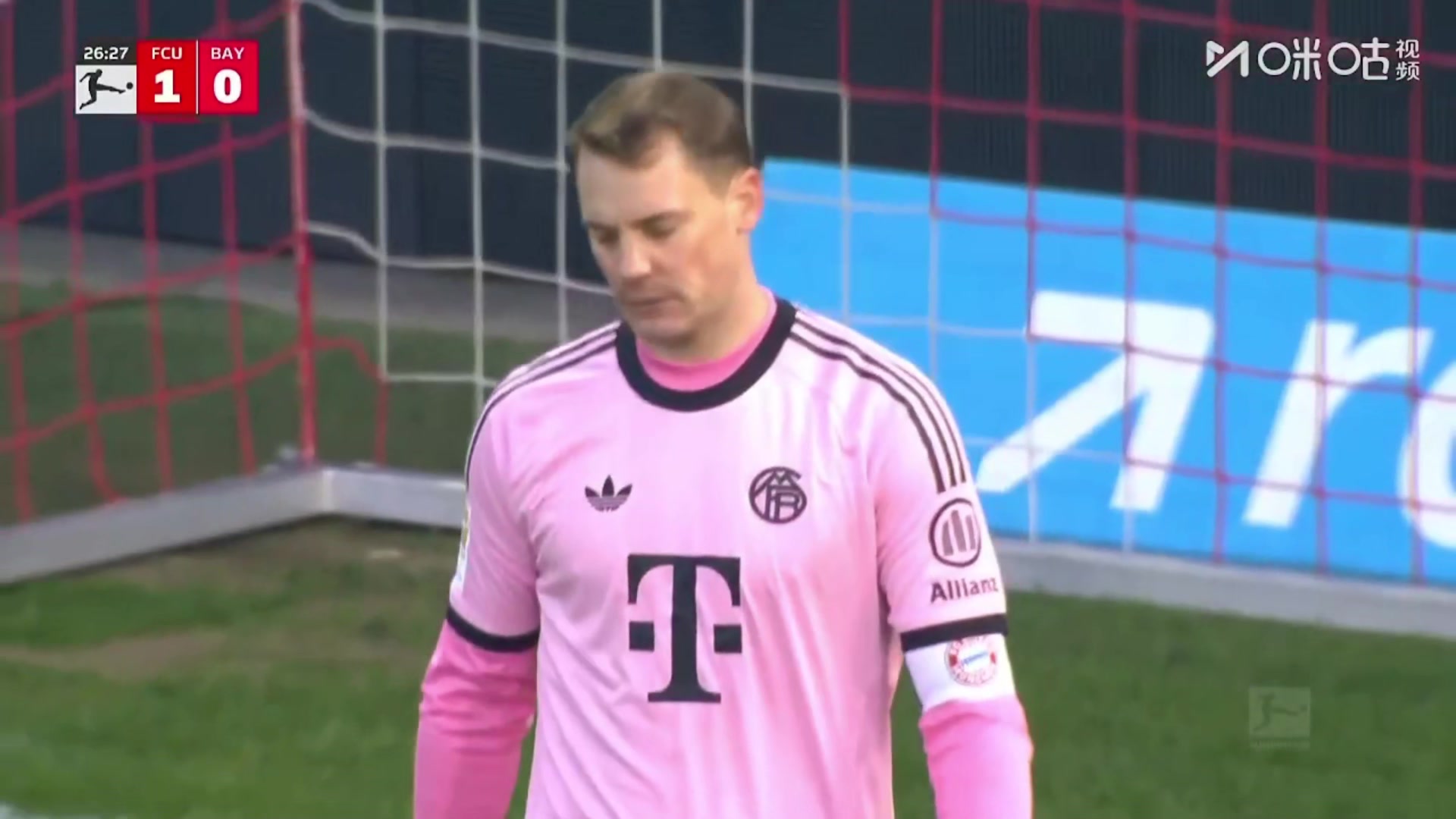 拜仁0-1落后！柏林联合角球机会攻门，诺伊尔失误将球漏进球门