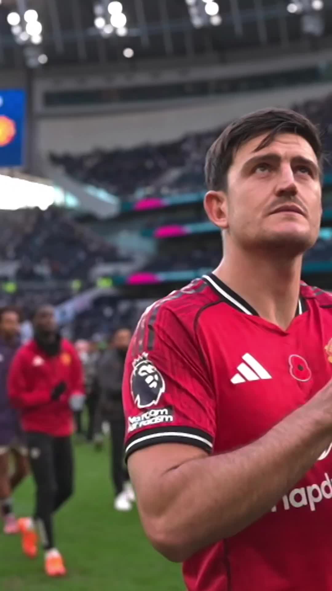 走在正确的道路！赛后曼联全队谢场时球迷给与掌声鼓励