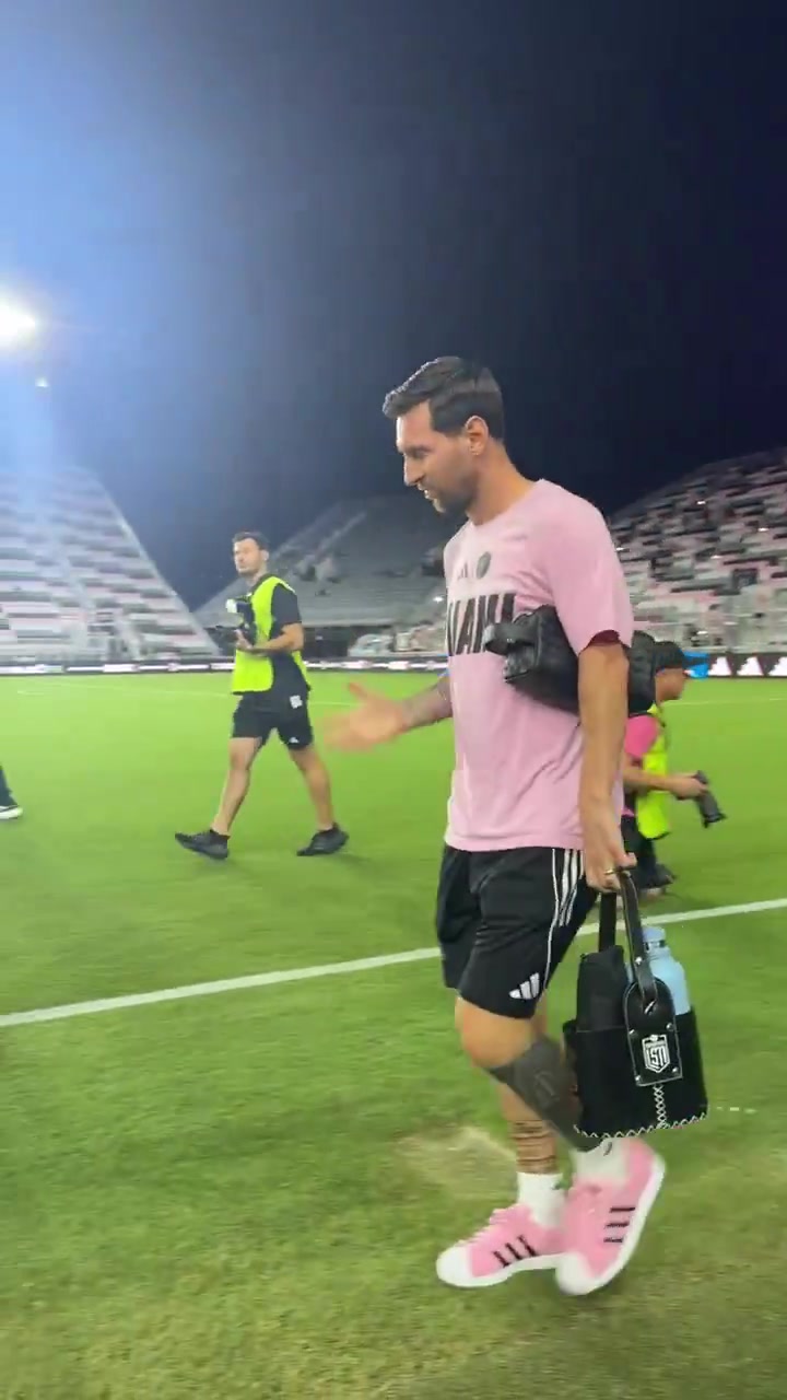 神情轻松！梅西赛前踩场时向场边球迷微笑致意~