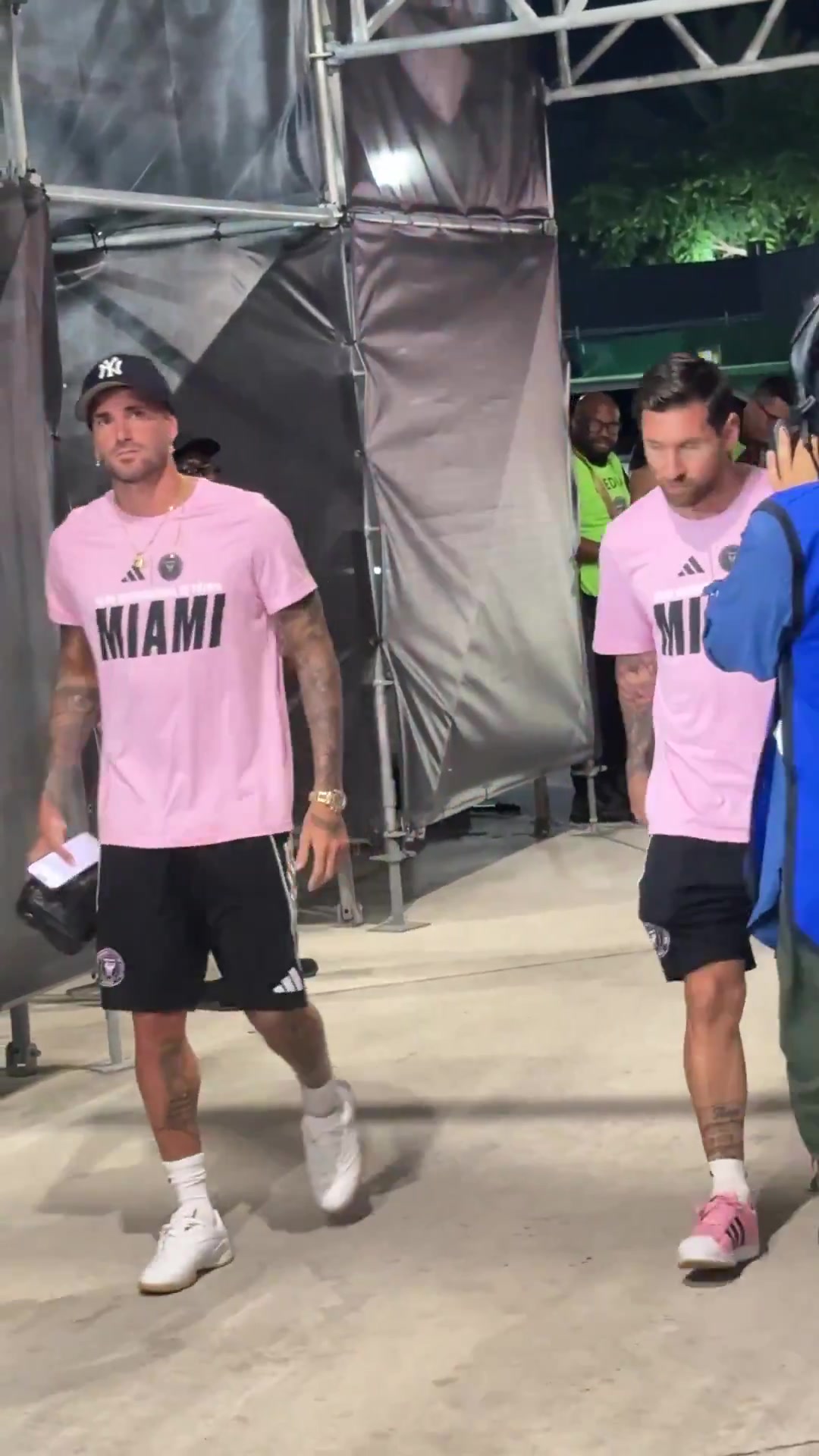 保镖德保罗带着梅西入场啦，梅西还向旁边的球迷点头示意~