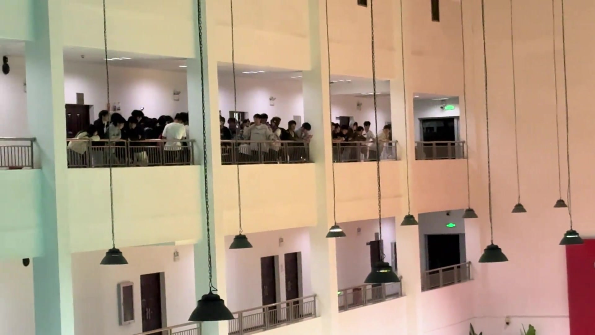 东契奇看了都得愣几秒!网红平常心秀逆天从三楼超远三分扔进