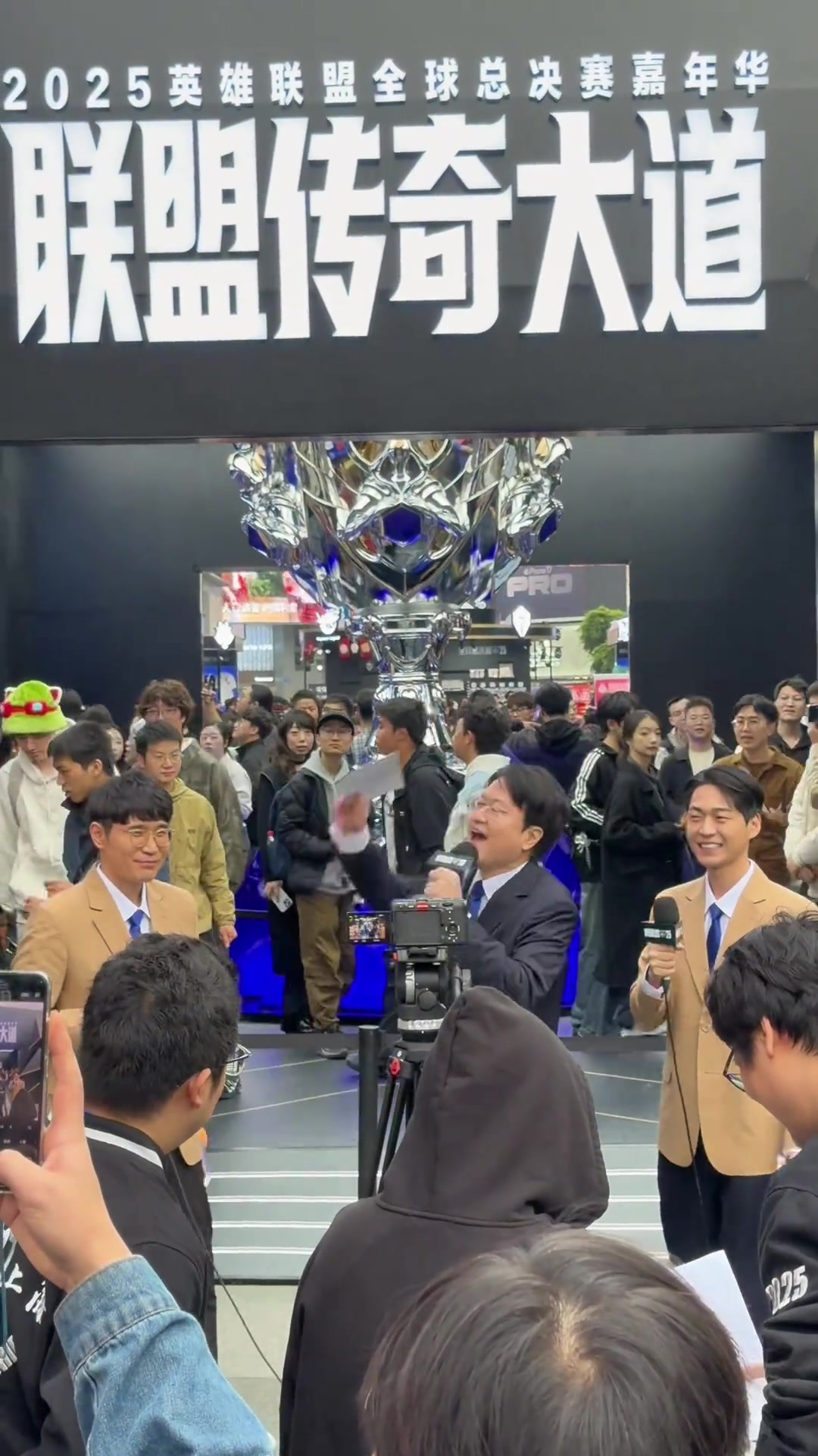 咆哮帝到达成都，叽里呱啦叭叭啥呢