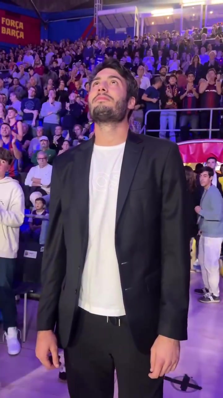 你还欠雷霆几个绝杀！阿布里內斯的球衣被退役！