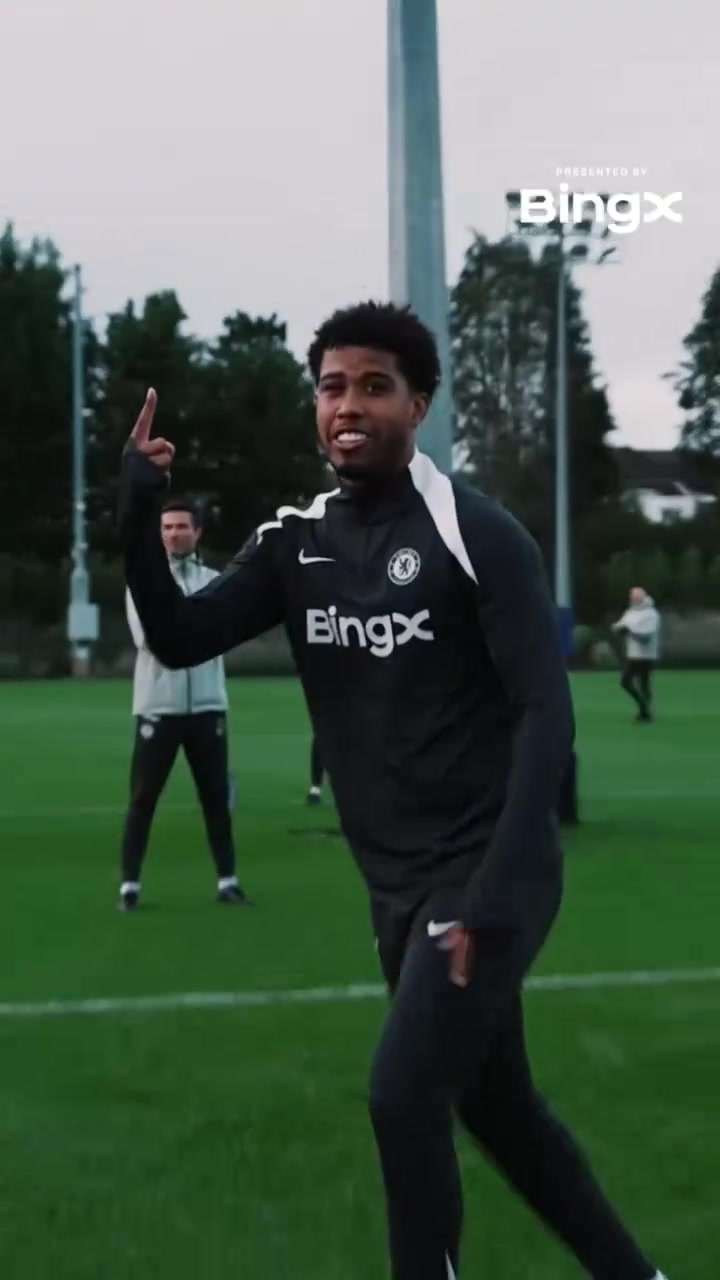 欺负小朋友是吧！桑托斯穿裆埃斯特旺，旺仔：删了，不要发！