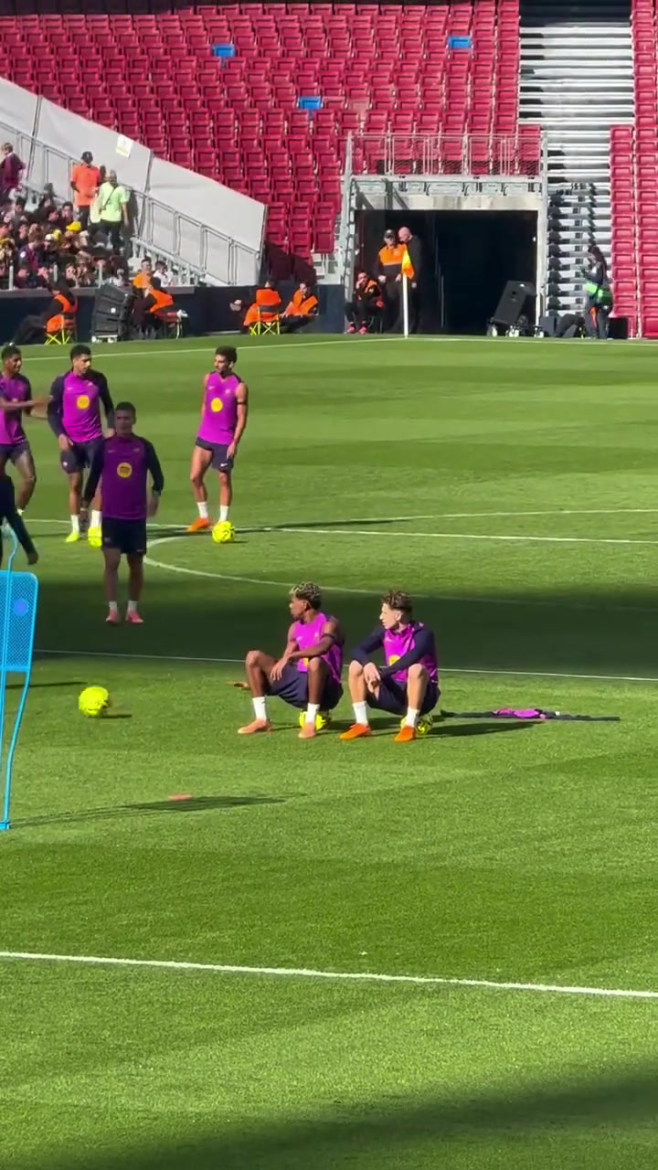 亚马尔和费尔明坐在球上探讨未来，一旁的巴尔德是真调皮~