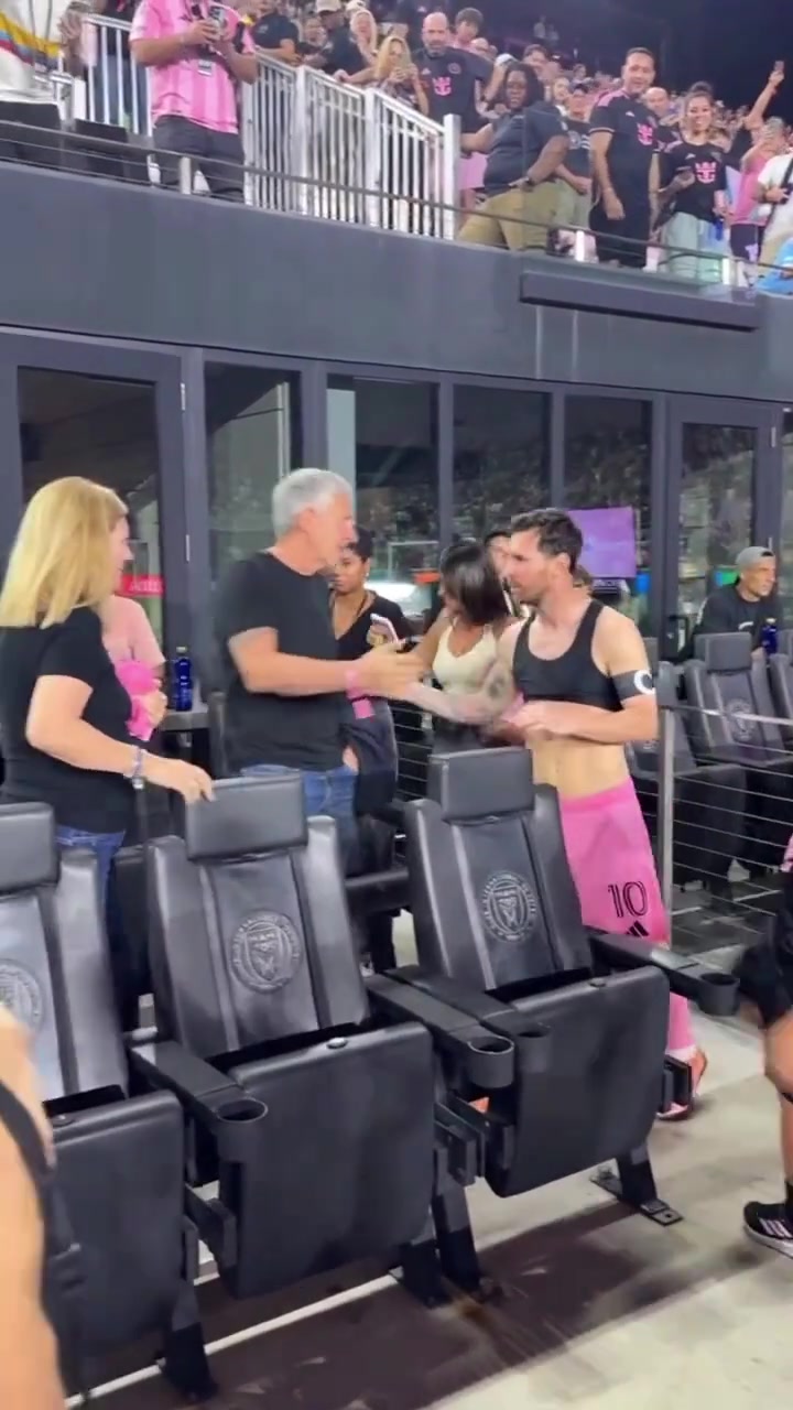 安东内拉眼里满眼都是梅西，一旁的儿子敢踢老子一脚啊