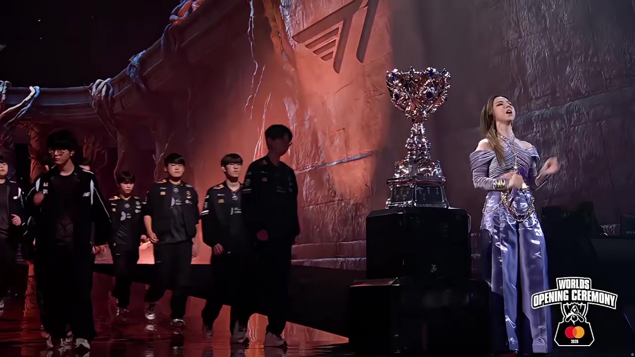 老艺术家怎么还笑场呢！选手路过邓紫棋身边 邓紫棋绷不住笑了