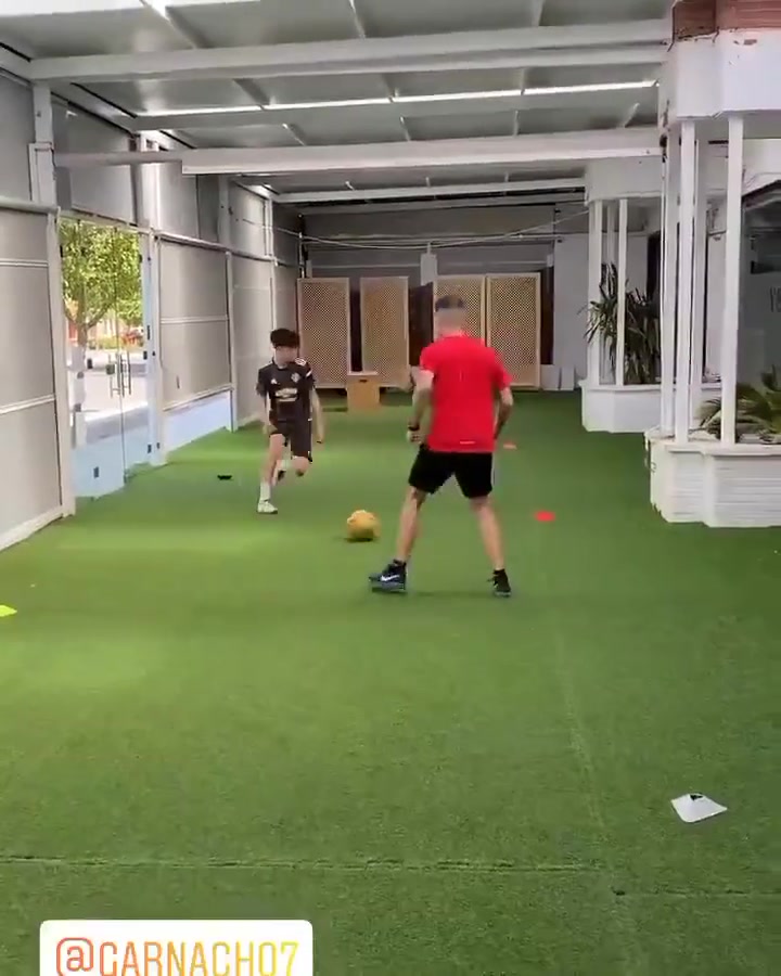 从这个视频能看出来加纳乔基本功太差了，回传的球全都是飞起