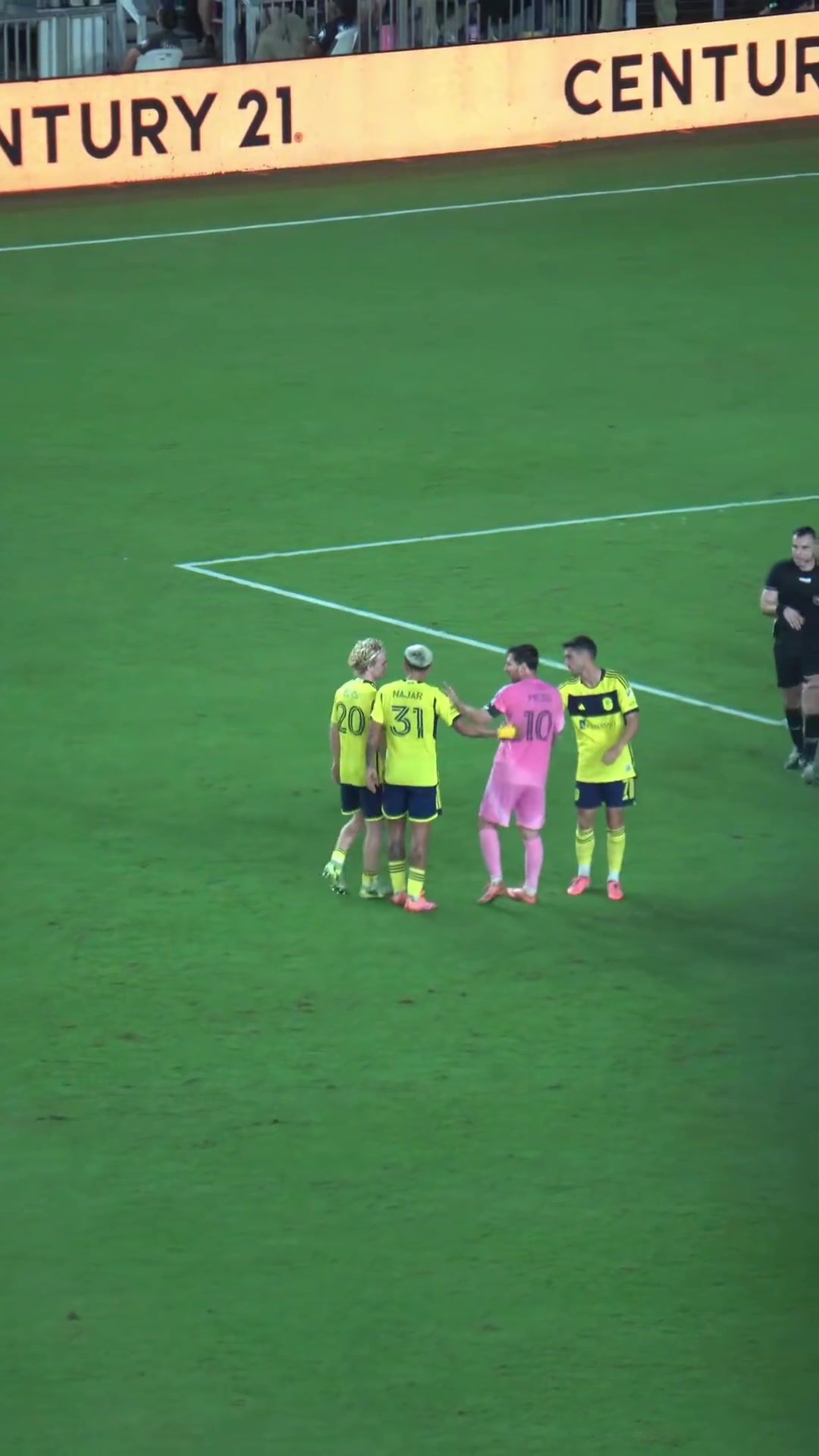 惹怒球王的后果！对手和梅西起争执，后果就是被梅西穿裆两次