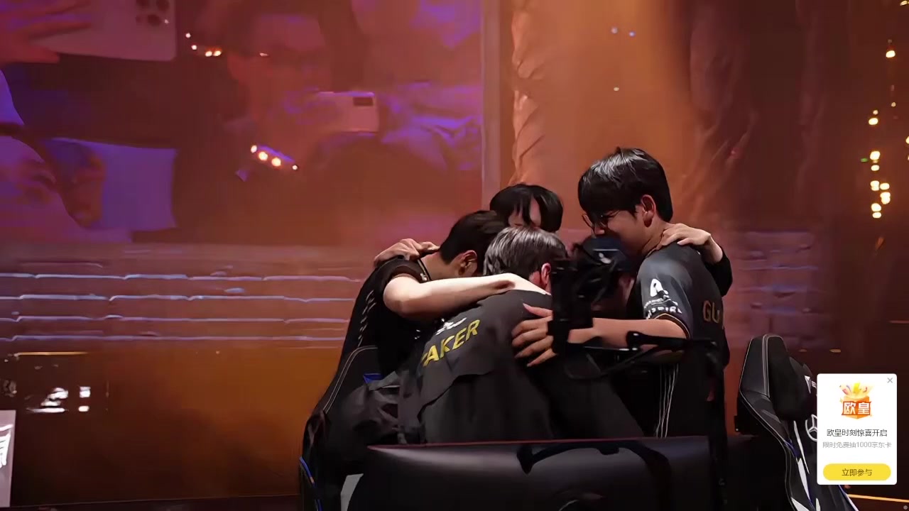 批量三连冠选手!T1击溃KT豪取三连冠,赛后T1选手们紧紧相拥!