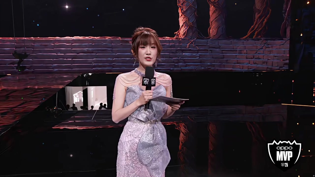 Uzi颁奖!Gumayusi斩获S15全球总决赛FMVP!