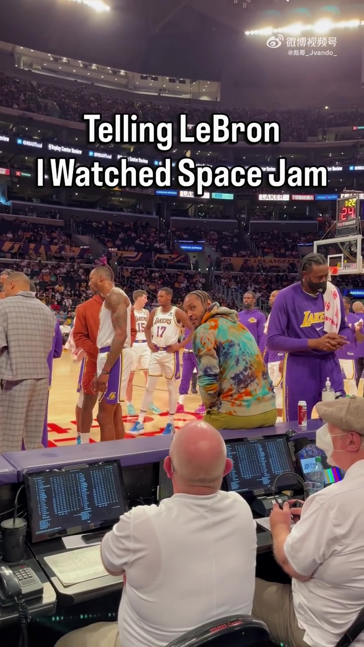 太豪华了！22年湖人群星阵容，里夫斯在角落站如喽啰