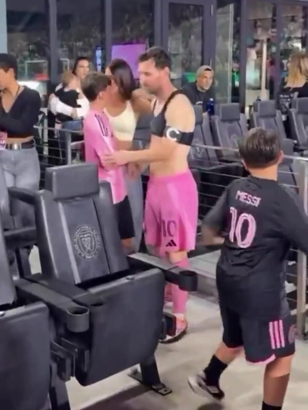 反骨仔!“皇马名宿”马特奥脚踢老爸梅西