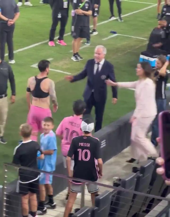 特朗普的孙子们抢着和梅西握手