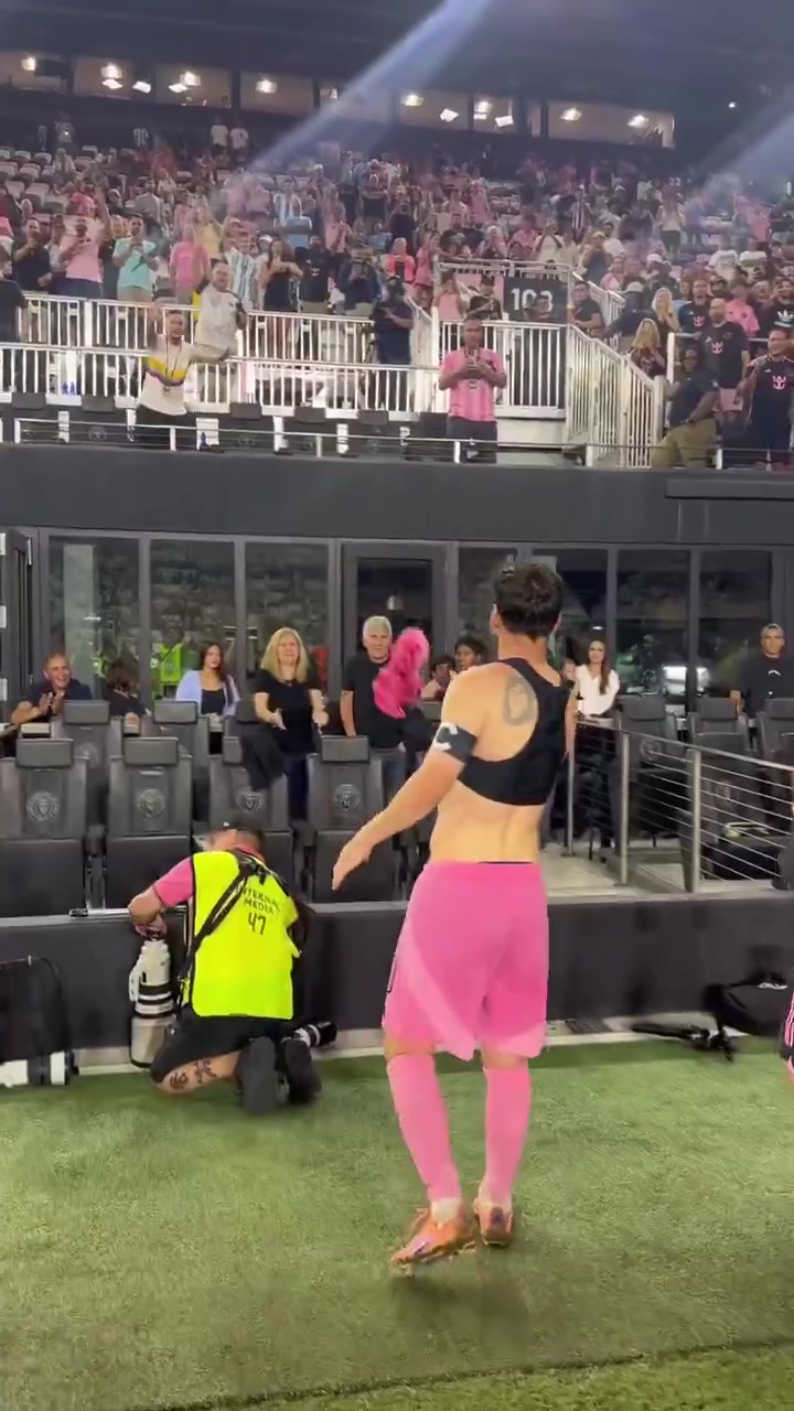 原来是给了妈妈!梅西赛后没有交换球衣,而是给了现场观赛的